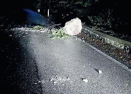 Frana causa maltempo: strada di nuovo chiusa per caduta massi