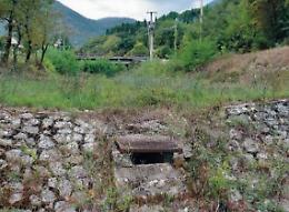 Scarico fognario maleodorante vicino alle case: i residenti temono per la loro salute