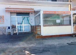 Ladro distratto: ruba in una cornetteria-gelateria ma dimentica le... sigarette