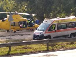 Travolta da un'auto mentre passeggia: donna elitrasportata in codice rosso