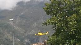 Cade per strada e batte violentemente la testa: anziano elitrasportato d'urgenza