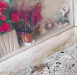 Cimitero nel degrado, sporcizia e furti continui... E i morti non trovano pace