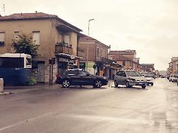 Incidente tra due auto: colpa della pioggia... o del semaforo spento?