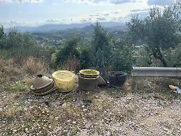 Rifiuti abbandonati, spunta un'altra mini discarica: scatta la denuncia