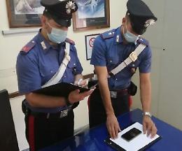 Tempesta l'ex di chiamate, lui blocca l'utenza e lei gli ruba il telefono: denunciata