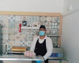 Riapre l'antica bottega e sfida il Coronavirus. La forza di Giovanni