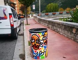 Vecchi fusti dell'olio diventano opere d'arte. Ma anche contenitori per i rifiuti
