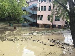 Maltempo e allagamenti: sommersa dall'acqua una scuola elementare