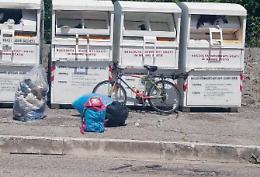 Immigrati in bici a caccia di abiti usati: continui saccheggi dei cassonetti