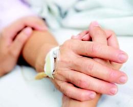 Malati oncologici, ecco i contributi per aiutare le famiglie: come fare domanda