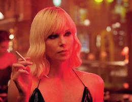 "Atomica Bionda", tra spie ed inseguimenti brilla la stella di Charlize Theron