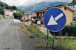 Cede l'asfalto e la strada cade a pezzi: l'appello dei residenti disperati
