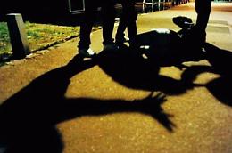 Sedicenne picchiato e ferito per una ragazza: il branco resta a guardare