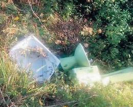 Mobili gettati nel verde, spunta l'ennesima discarica. Ed è 'guerra' agli incivili