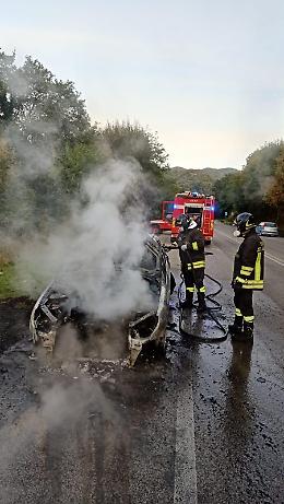 Auto in fiamme sulla superstrada Sora - Cassino: viaggiatori salvi per miracolo