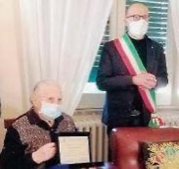 Il paese fa festa per i cento anni di nonna Orazia Bianchi