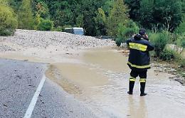 Operaio accoltellato mentre lavora al ripristino di una strada franata