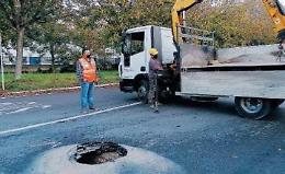 Voragine sulla strada Asi: danni ad auto e disagi per trasportatori e industrie