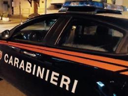 Esplode colpi da una carabina ad aria compressa: un pallino ferisce un uomo