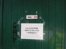 Nuovo atto vandalico in piazza, danneggiati i bagni pubblici: lo sdegno