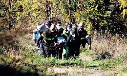 Scivola e resta a terra ferita e dolorante: odissea per soccorrere una donna