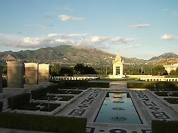 Cassino, bivacchi pure al cimitero inglese: Salera fa un appello ai genitori
