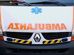 Azzannato alla gamba da un cane: ciclista 44enne finisce in ospedale