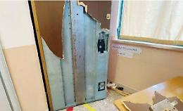 Ladri scatenati a scuola: rubati pc, scassinati distributori e vandalizzato il plesso