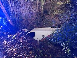 Furgone esce fuori strada e finisce in un fossato: conducente estratto dalle lamiere