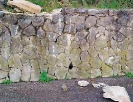 Vandali e incivili in azione: demolito un muretto. I residenti invocano le telecamere