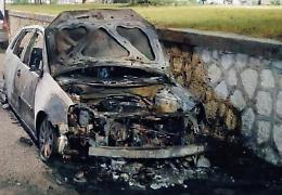Lei si lamenta degli schiamazzi, loro le bruciano l'auto: tre giovani nei guai