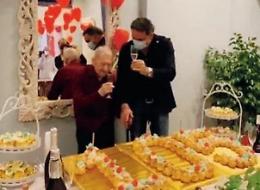 Nonno Gerardo compie 105 anni. Il regalo? Abbracci, ma in tutta sicurezza