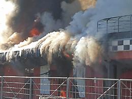 Arce, incendio al kartodromo: le fiamme divampano e il fumo invade la zona