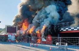 Inferno di fuoco al kartodromo: danni ingenti e paura per la nube di fumo