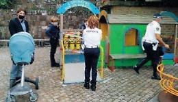 Giochino rotto, i bimbi restano a guardare: mancano spazi per i più piccoli