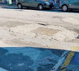 Strade del centro impraticabili e pericolose: troppe buche dopo i lavori per la fibra