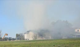 Fienile in fiamme da ore: il fumo nero invade la zona. "Finestre chiuse"