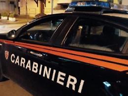 Fugge con il figlioletto per non riportarlo dalla madre ma si ribalta con l'auto