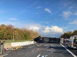 Incidente in A1, mezzo pesante si ribalta in mezzo alla carreggiata: due feriti