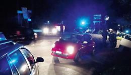 Scontro fra due auto, una senza revisione né assicurazione. Ferita una donna