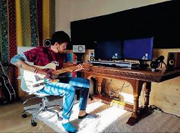Giovanni Cristian Marrocco...Con la chitarra intona il suo sogno