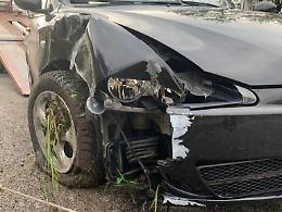 Con l'auto contro un palo: momenti di paura per una donna. Strada chiusa al traffico