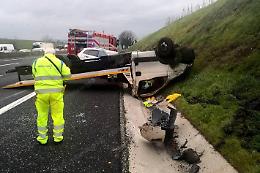 Incidente in A1, coinvolti un'auto e un furgone. Due persone ferite