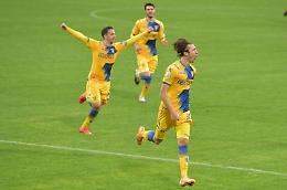 Pazza partita del Frosinone, da 0-2 a 3-2: battuto il Chievo