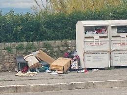 Abiti usati nel mirino: diminuiscono i secchi ma non i raid notturni