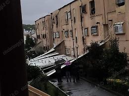 Cade una tettoia sradicata dal forte vento: tragedia sfiorata in pieno centro