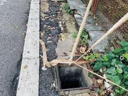 Cassino, buche in centro chiuse con rami e nastri: residenti infuriati