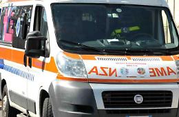 Schianto tra due auto sull'asfalto bagnato, una si ribalta: 4 i feriti