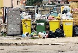Incivili in azione: materassi e rifiuti di ogni tipo abbandonati in centro