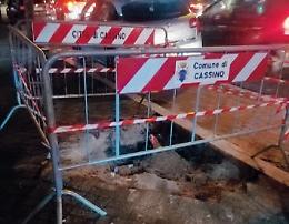 Voragine pericolosa in centro: il Comune transenna l'area per evitare incidenti